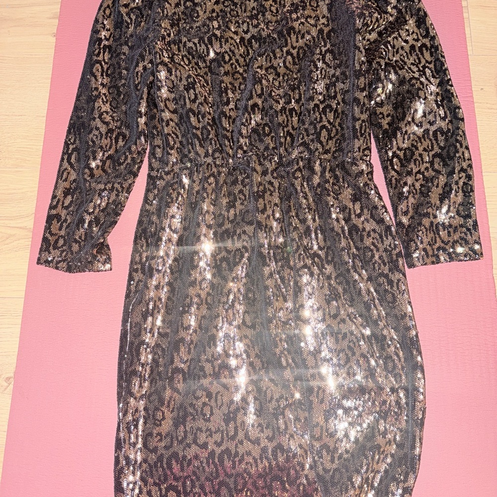 ASTR the label Selene size small leopard sequin mini wrap dress gold with sleeve - Picture 10 of 15